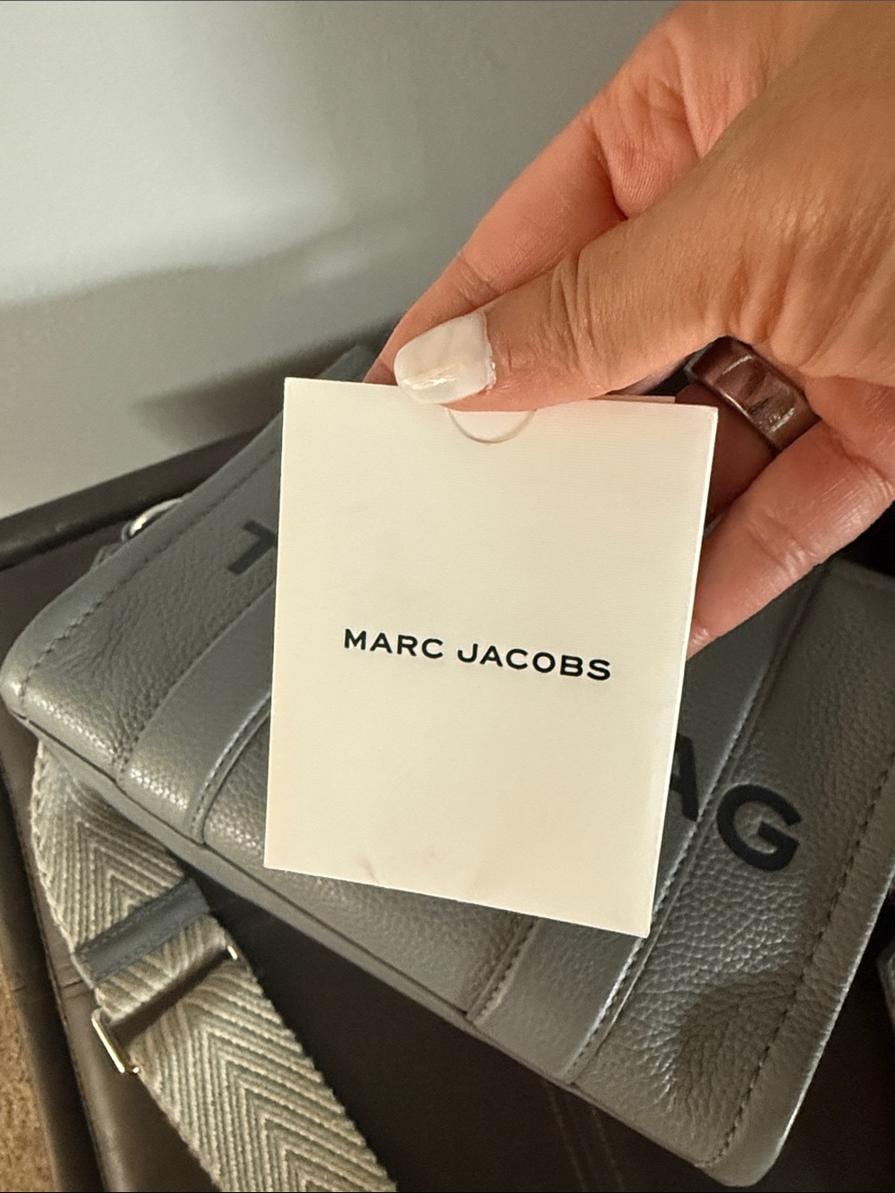 Marc Jacobs The Tote Bag in Light Gray with Cream Strap - Picture 4 of 4